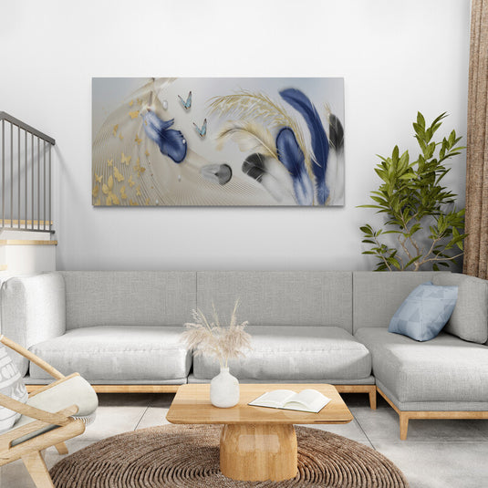 Cuadro_decorativo_con_plumas_y_mariposas_en_tonos_azules_y_dorados_sobre_fondo_crema_gris