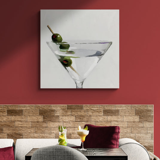 Pintura de un vaso de martini con aceitunas sobre un fondo blanco.