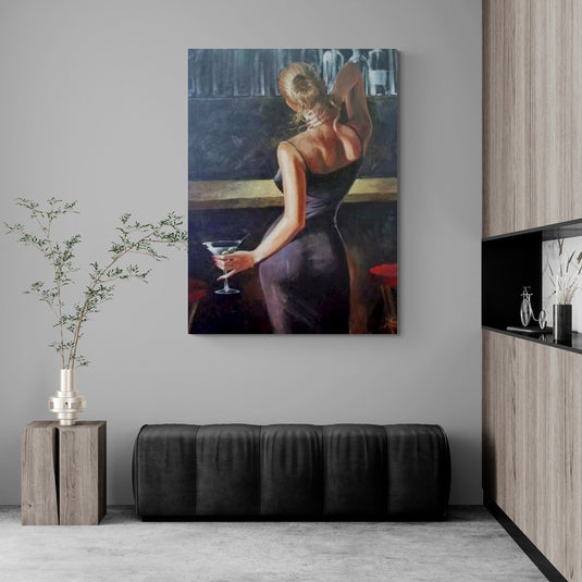 Cuadro decorativo elegante – Mujer de espaldas con vestido negro y martini en bar, pintura artística con estilo sofisticado y atmosférico.