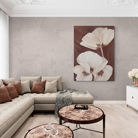 Imagen artística titulada 'Melodía de Pétalos', destacando dos amapolas de tonos suaves sobre un fondo marrón contrastante