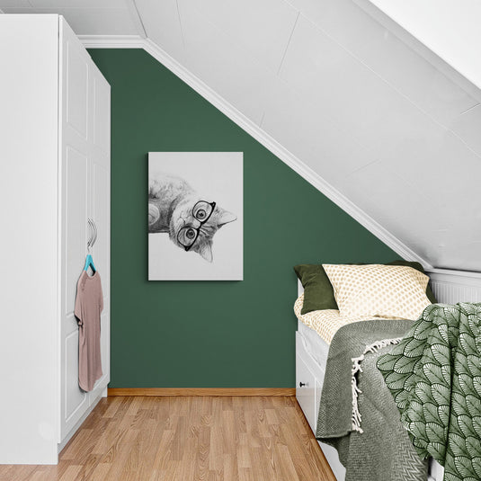 Ilustración en blanco y negro de un gato con gafas en un dormitorio acogedor con pared verde.