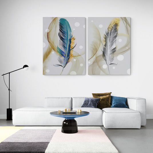 Cuadro decorativo moderno de plumas abstractas con tonos dorados, azules y grises sobre fondo etéreo, ideal para salas contemporáneas