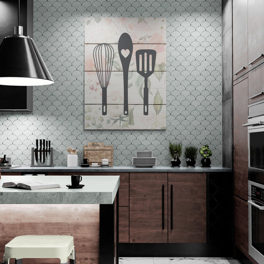 Arte de pared con utensilios de cocina y diseño floral en fondo de madera