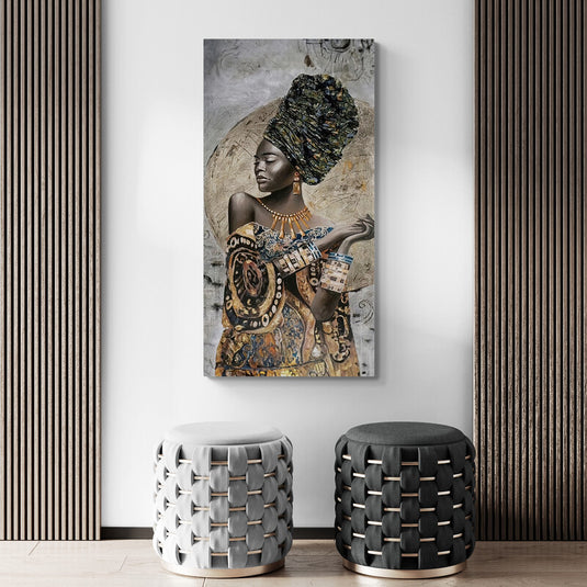 Mujer africana con turbante y joyería tradicional en tonos tierra