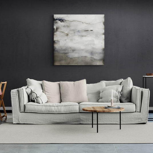 Pintura abstracta en tonos grises y beige con efecto nebuloso.