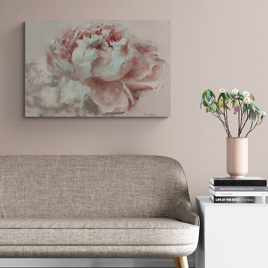 Pintura al óleo abstracta de una peonía en tonos suaves de rosa y blanco.