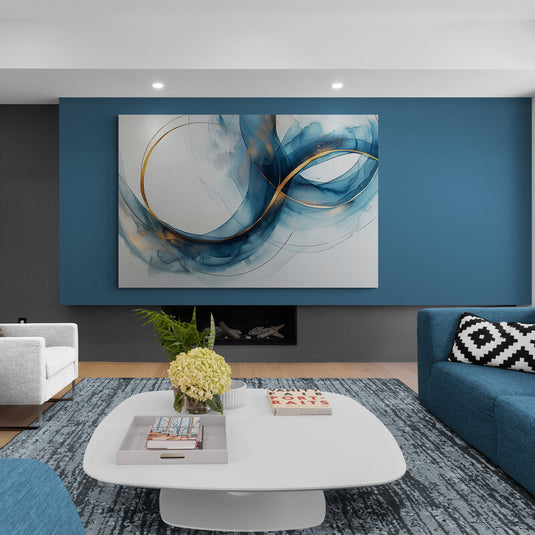 Cuadro abstracto en tonos azules y dorados con formas fluidas para sala de estar moderna.