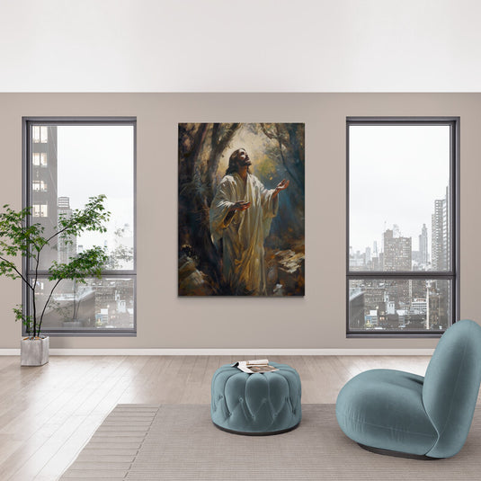 Jesús en oración bajo una luz divina en un bosque.