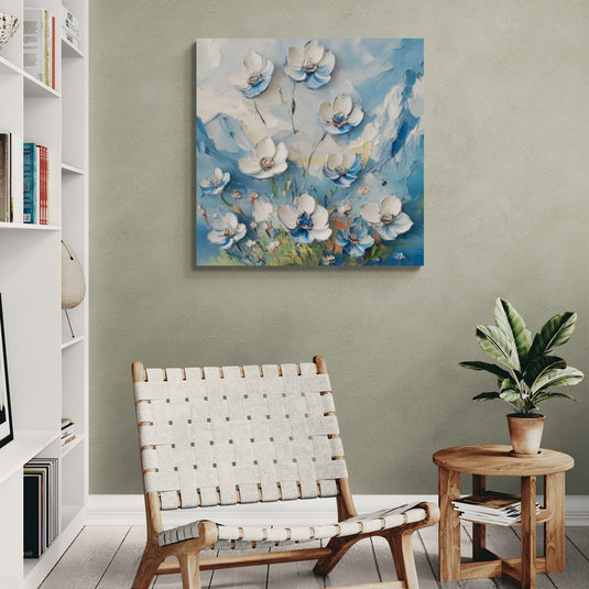 Cuadro de arte floral abstracto con flores blancas y azules.