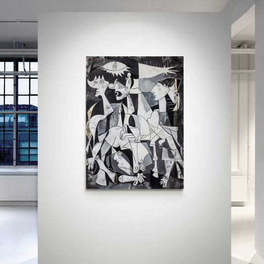 Obra abstracta en blanco, negro y gris con figuras humanas fragmentadas.