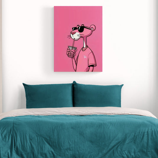 Cuadro ilustrado de pantera rosa con gafas de sol, bubble tea y fondo rosa, estilo pop art moderno.