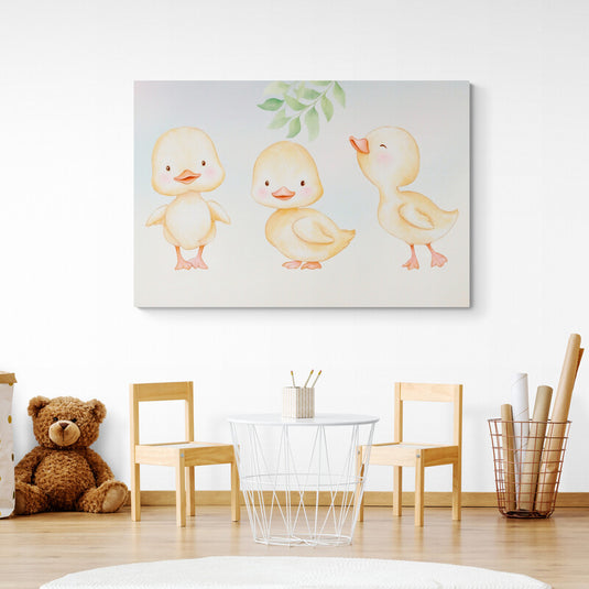 Ilustración de tres patitos en tonos pastel con expresiones tiernas y hojas verdes decorativas