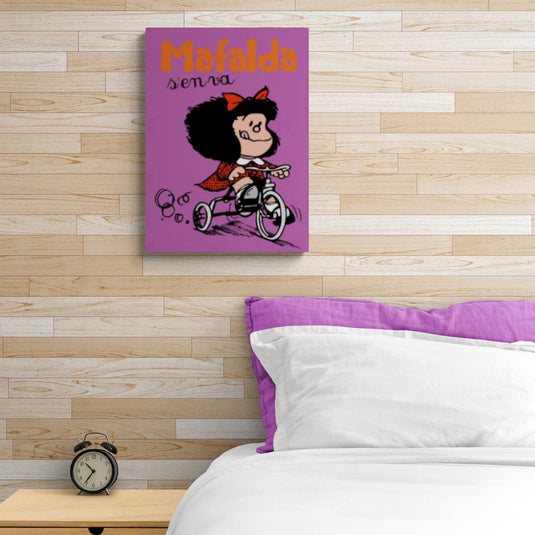 Cuadro decorativo Mafalda en triciclo con fondo morado – Arte retro divertido