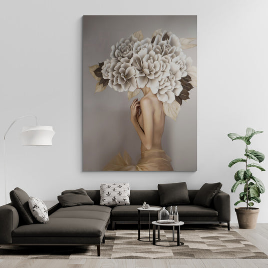 Figura femenina con cabeza de flores blancas