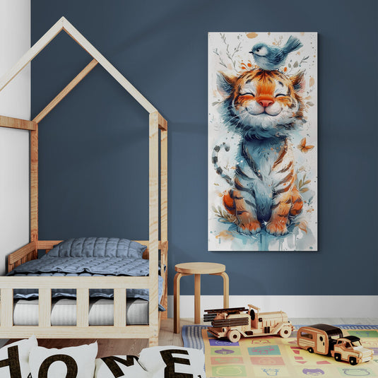 Tigre joven sonriente con pájaro azul