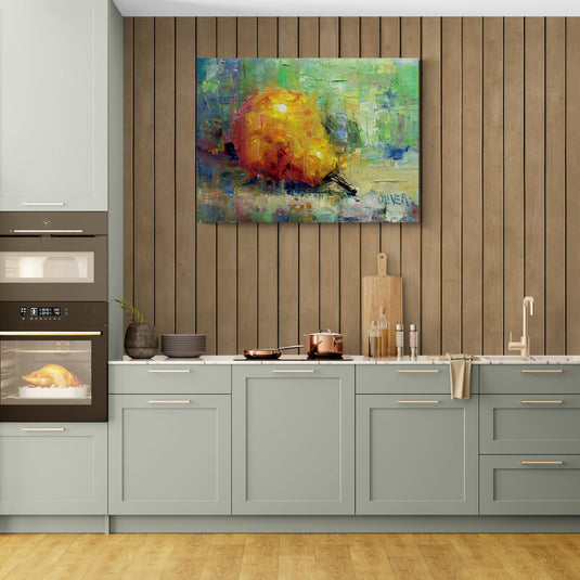 Cuadro de una pera colorida con fondo abstracto en la cocina