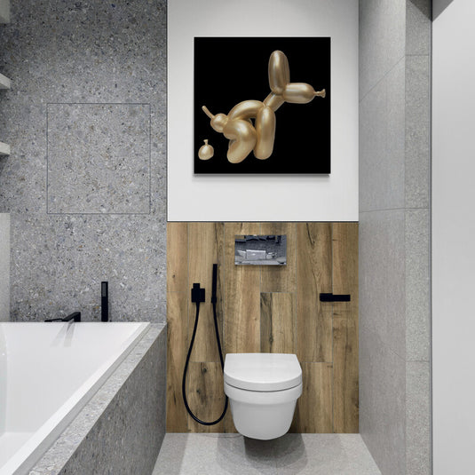 Escultura decorativa de perro globo dorado en pose humorística estilo arte pop contemporáneo