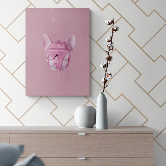 Cabeza de perro cubierta con líquido rosa sobre fondo rosa