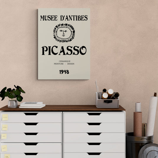 Cuadro decorativo con fondo beige titulado 'MUSSE D'ANTIBES' mostrando un sol al estilo Picasso; firmado 'PICASSO' con inscripciones 'CERAMIQUE, PEINTURE - DESSIN' y fecha '1948'