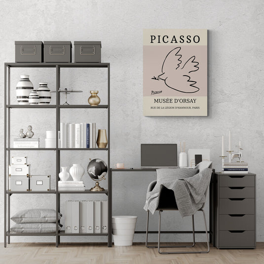 Cuadro decorativo con fondo beige, recuadro beige gris, título 'Picasso', y en cuadrado rosa, silueta de pajarito en negro.