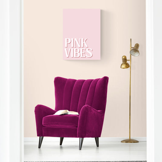 Cuadro tipográfico "Pink Vibes" en fondo rosa claro.