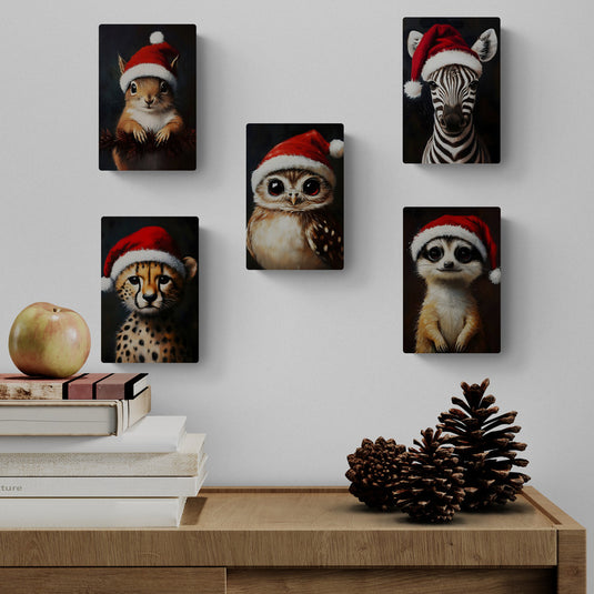 Cuadros navideños con animales adorables usando gorros de Santa Claus.