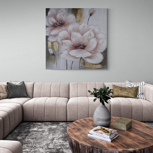 Dos Suaves Flores Rosas y Capullos Emergentes sobre Fondo Gris con Detalles Dorados