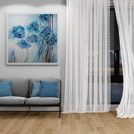 Ramilletes de flores azules de tallos largos en un fondo azul claro - arte monocromático moderno