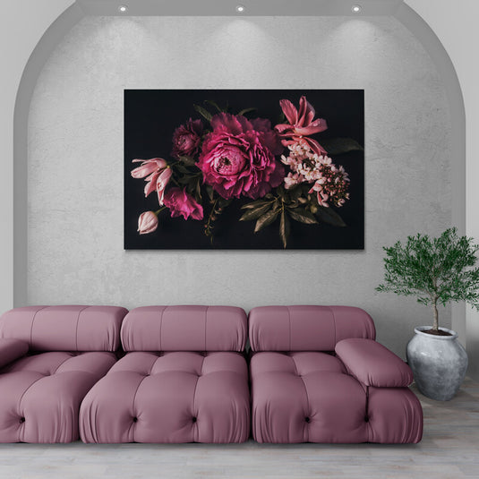 Fotografía de naturaleza muerta con flores magenta y rosadas sobre un fondo oscuro.