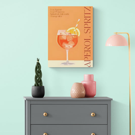 Ilustración de cóctel Aperol Spritz con fondo naranja y receta