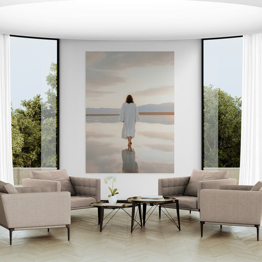 Jesús caminando sobre una superficie espejo al amanecer.