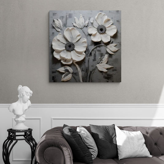 Relieve tridimensional de flores grandes en tonos grises, destacando la profundidad y textura en un diseño artístico contemporáneo.