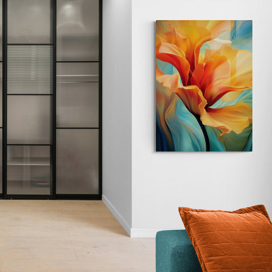 Cuadro con flor abstracta en tonos naranja, amarillo y azul sobre lienzo.