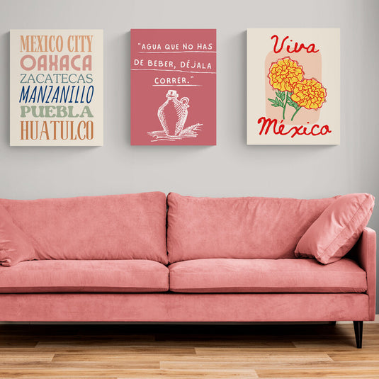 Set de 3 cuadros: 1) Ciudades mexicanas en tonos pastel sobre fondo crema, 2) Frase 'agua que no has de beber, déjala correr' y silueta de jarrón blanco en fondo rosa quemado claro, 3) 'Viva México' con cempasúchil amarillos en fondo crema