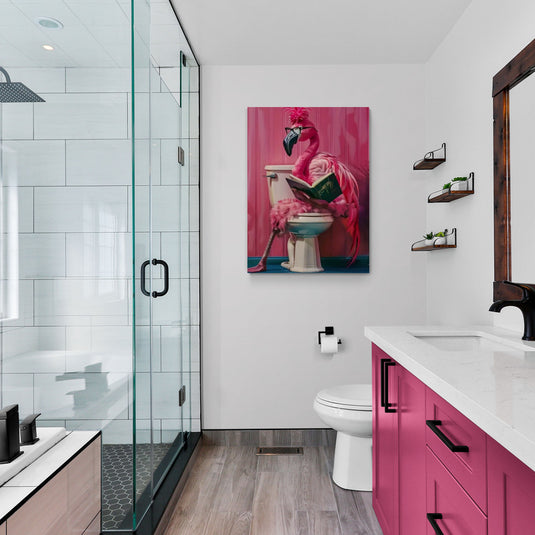 Cuadro surrealista y humorístico de flamenco rosa leyendo en un inodoro, estilo pop art divertido.