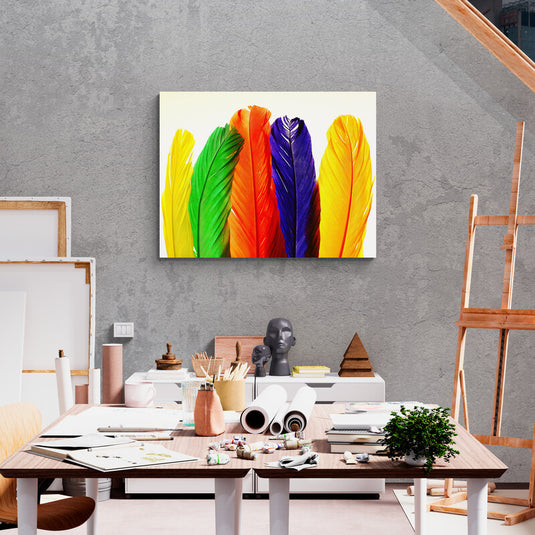 Plumas coloridas sobre fondo blanco: tonos de amarillo, verde, naranja y morado en arte decorativo