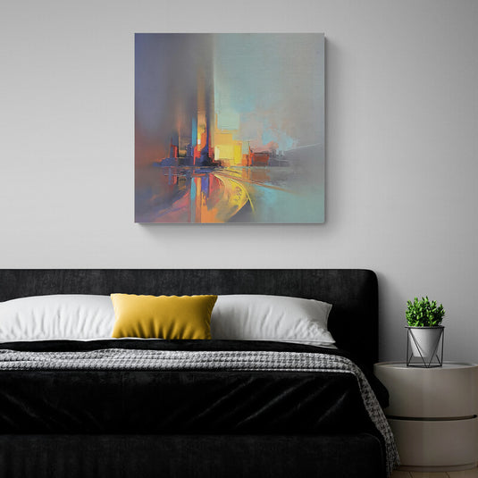 Cuadro abstracto de amanecer urbano con tonos cálidos y reflejos