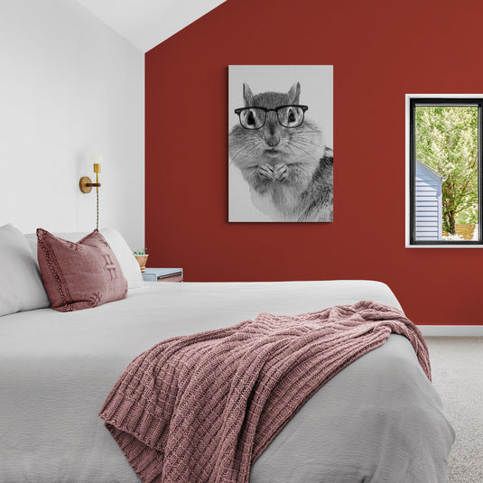 Ilustración en blanco y negro de una ardilla con gafas en un dormitorio moderno.