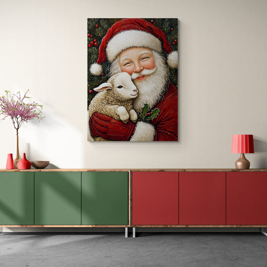 Pintura de Santa Claus abrazando un corderito en un entorno navideño.