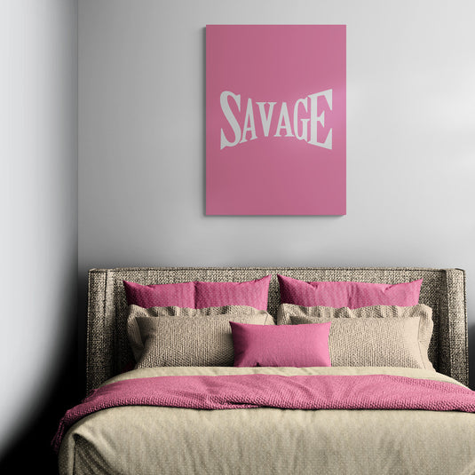 Cuadro tipográfico "Savage" en fondo rosa.