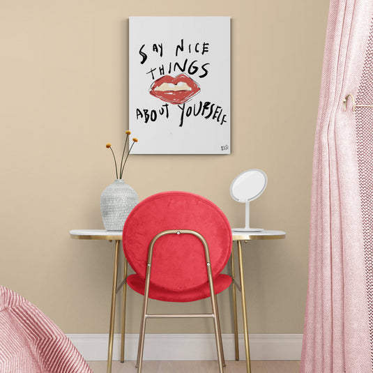 Cuadro con frase "Say Nice Things About Yourself" y dibujo de labios en rojo.
