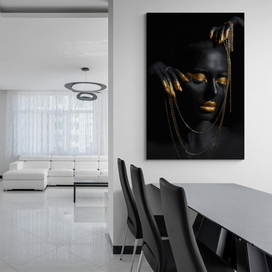 Cuadro decorativo arte negro con dorado – retrato moderno de mujer elegante con maquillaje dorado y cadenas, ideal para espacios sofisticados y contemporáneos