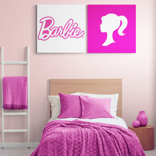 Set de 2 cuadros decorativos de Barbie: uno con fondo blanco y palabra 'Barbie' en color fucsia, y otro con logo de Barbie en color blanco sobre fondo fucsia