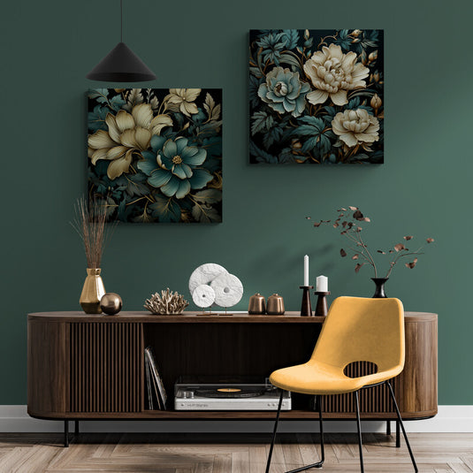 Pintura de flores estilizadas en tonos crema sobre fondo oscuro