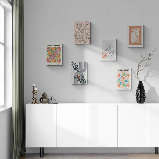 Cuadros decorativos estilo moderno con arte botánico, abstracto y minimalista colgados en pared blanca – Set Flower Market ideal para decoración de interiores contemporáneos