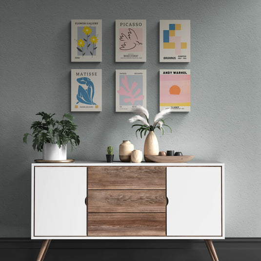 Set decorativo de cuadros estilo galería con obras inspiradas en Matisse, Picasso, Andy Warhol, Bauhaus y arte floral moderno, en pared gris
