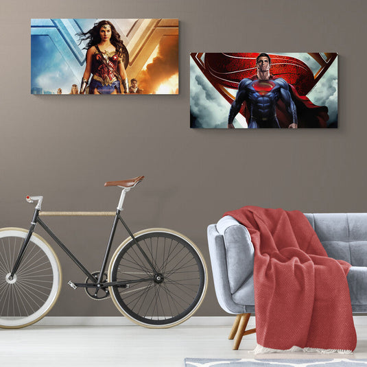 Set de Cuadros de Arte Digital: Mujer Maravilla y Superman sobre Fondos con Escudos y Nubes para Decoración Inspiradora y Heroica