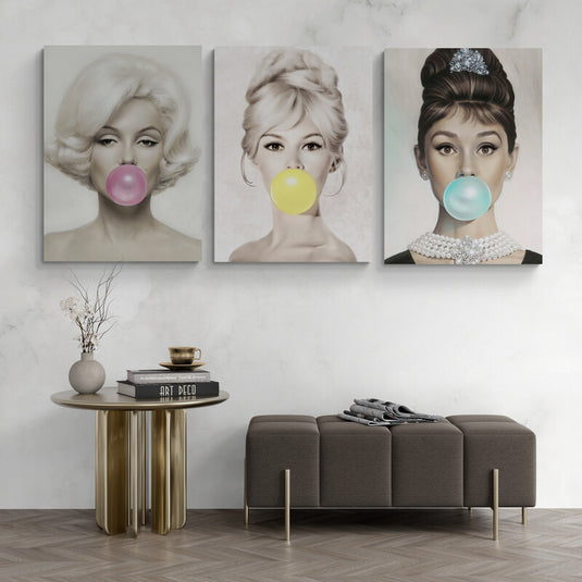 Set de Cuadros Pop Art: Marilyn, Brigitte y Audrey con Bombas de Chicle en Rosa, Amarillo y Turquesa sobre Fondo Gris Claro
