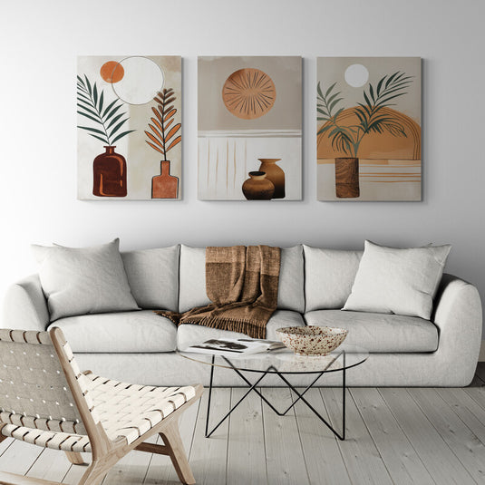 Tríptico decorativo bohemio con jarrones, hojas y formas geométricas en tonos tierra sobre fondo beige en estilo minimalista mediterráneo