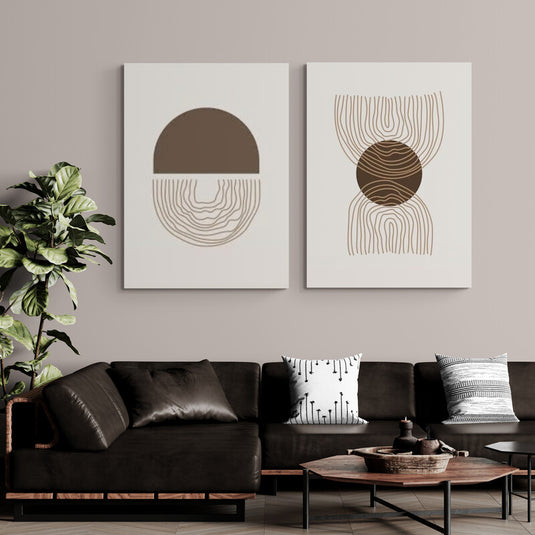 Arte geométrico abstracto minimalista en tonos marrones y beige sobre pared de sala.